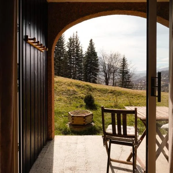 Appartement très calme 2 chambres avec parking et jardin privé sur les hauteurs de Briançon，位于布里昂松的酒店