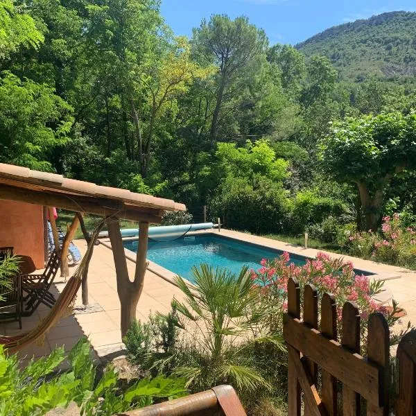 Mas ancien dans la nature, piscine privée, chauffé de mois d'avril,位于Les Pilles的酒店