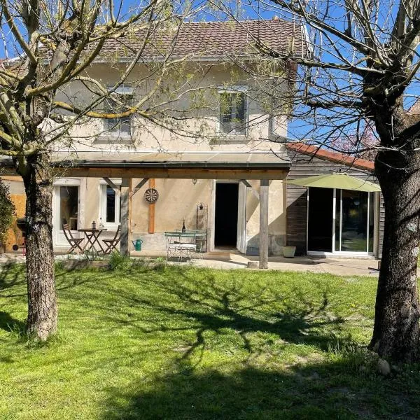 Charmante maison de campagne proche du lac de Paladru，位于Valencogne的酒店