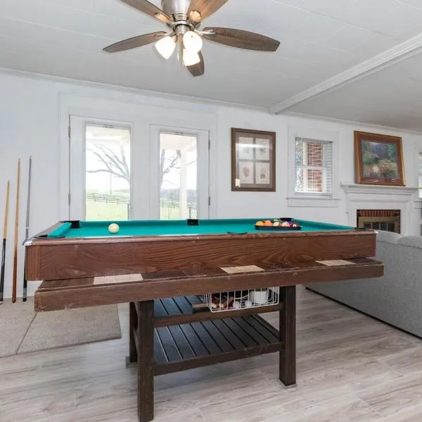 Red Robin Retreat - Near Lake James, NC，位于摩根顿的酒店