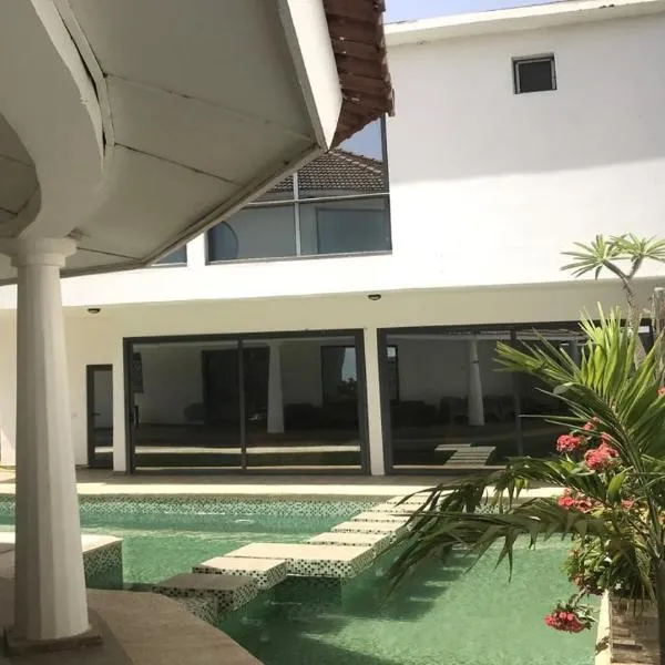 Maison lumineuse et confortable à Nianing，位于姆布尔的酒店