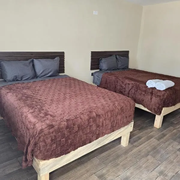 HOTEL Y CABAÑAS El PINO，位于克雷尔的酒店