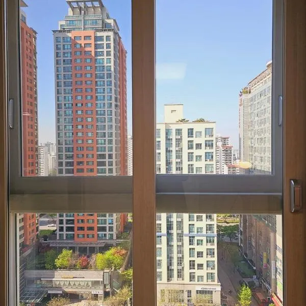 Bucheon Sinjung-dong Station High Floor View Lovely House，位于富川市的酒店