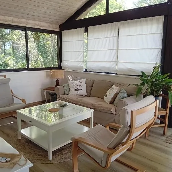 Le Chalet d'Isabelle-canal plus-netflix-drap-serviette，位于Sainte-Eulalie-en-Born的酒店