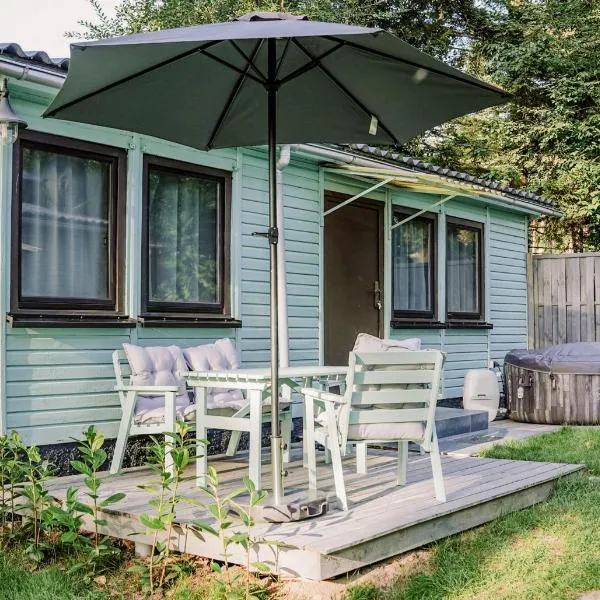 Ferienhäuser Insel Usedom Waldhaus 3 mit Whirlpool - Direkt am Achterwasser，位于Lütow的酒店