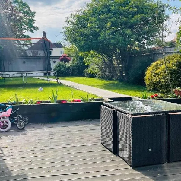 Great space with garden and parking，位于Worcester Park的酒店