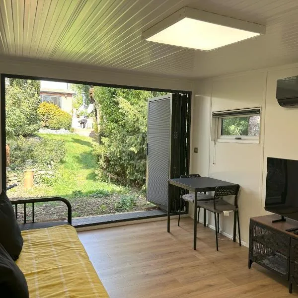 South London - Luxury Urban Cabin Retreat，位于萨顿的酒店