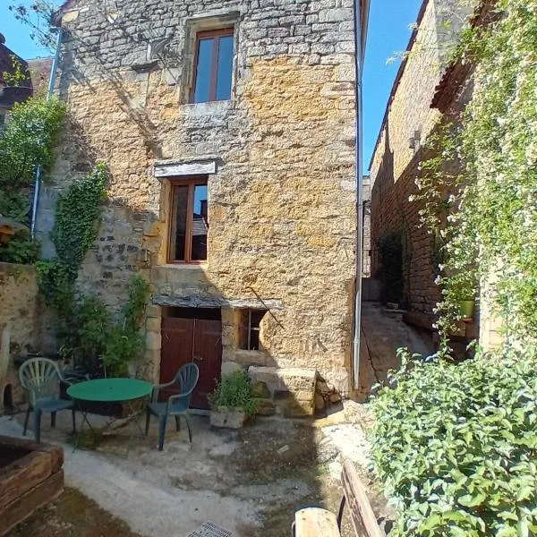 Maison de la Ruelle au cœur de la Bastide de Domme avec cour terrasse，位于多姆的酒店