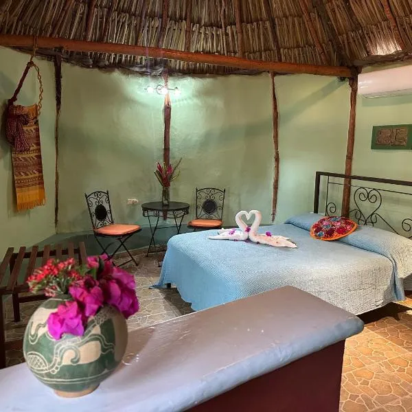 The Pickled Onion B&B and Restaurant Uxmal，位于Santa Elena的酒店