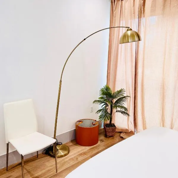 New Lux Skyline Loft in LA，位于North Sherman Way的酒店