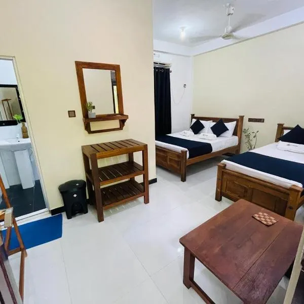 Natraj Guest House，位于亭可马里的酒店