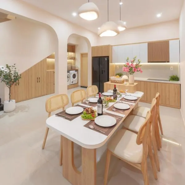 N&N Modern House-3BRs-Mini Golf-Bida-5mins walk to My Khe Beach，位于岘港的酒店