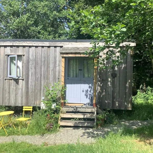 The Charcoal Hut woodland retreat，位于兰达弗里的酒店