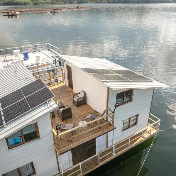 Плаващи къщи Райски кът язовир Кърджали，位于Brosh的酒店