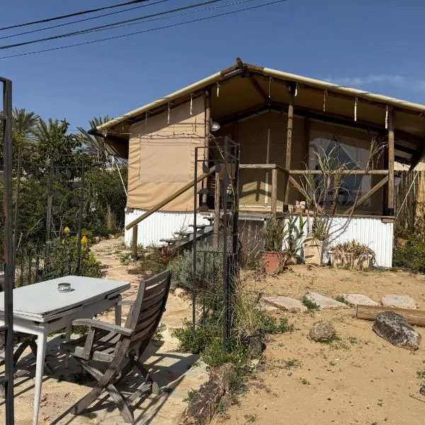 למדבר- חווית גלמפינג במדבר，位于阿拉德的酒店