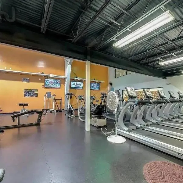 2-bedroom cabin, with a Fireplace, PS5, BBQ, fitness room, and a private hot tub，位于Hedgesville的酒店