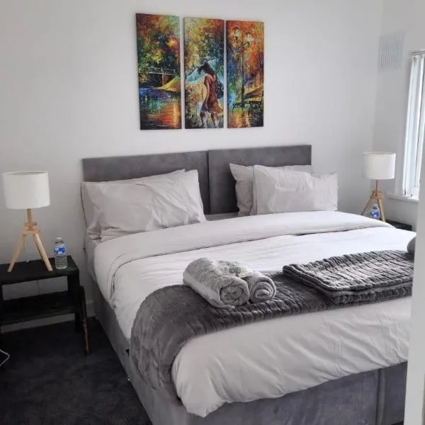 Stylish 3-Bed house NEC-JLR-Airport-HS2-Driveway，位于伯明翰的酒店