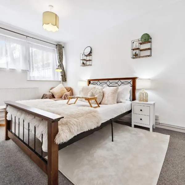 Spacious 3-Bed Apartment with Free parking & Fast Wi-Fi for contractors, Corporate & Families,位于伦敦的酒店
