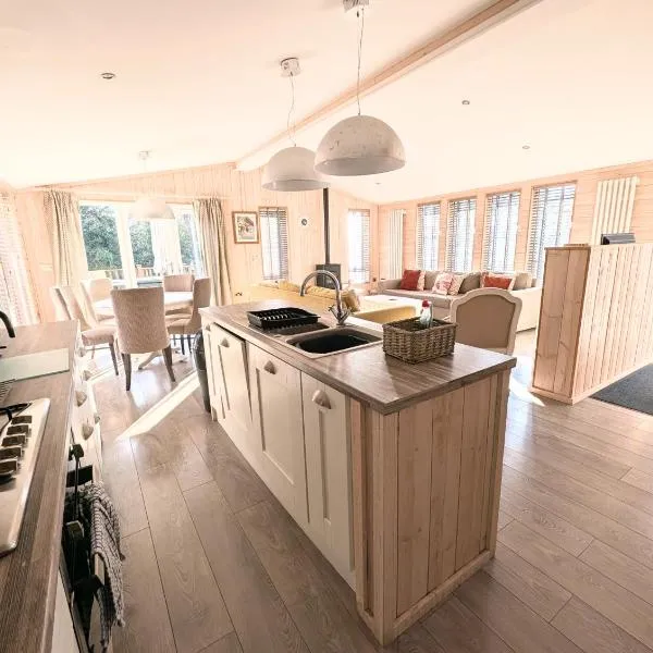 1, 2 or 3 bedroom Hot tub Lodges，位于北沃尔舍姆的酒店