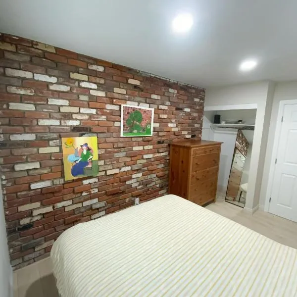 In a quiet neighborhood near the Main Street-Room C，位于罗兰岗的酒店