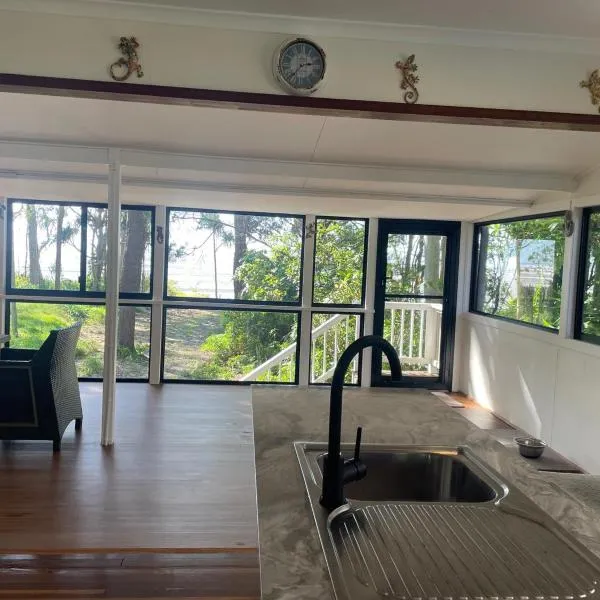Pet friendly beachfront home- sleeps 8，位于Toogoom的酒店