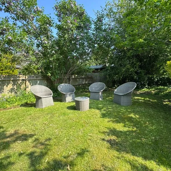 Surbiton Home with free parkings, Surbiton, Kingston upon Thames, Surrey, Greater London UK，位于Surbiton的酒店