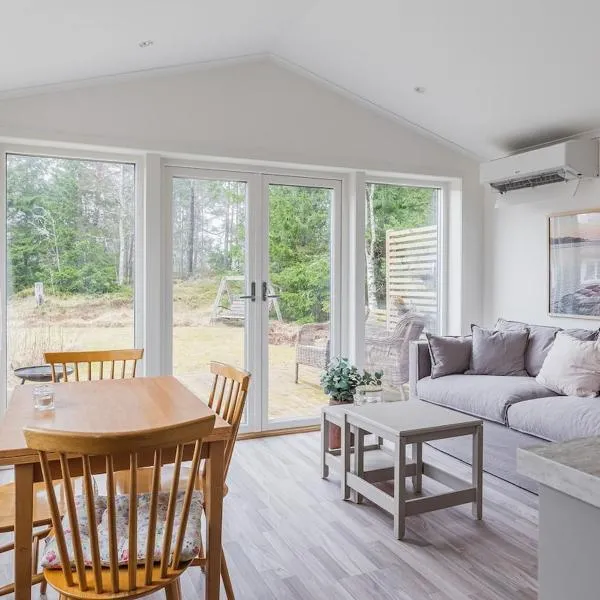 Cozy 2BR Retreat by the Sea，位于Väddö的酒店