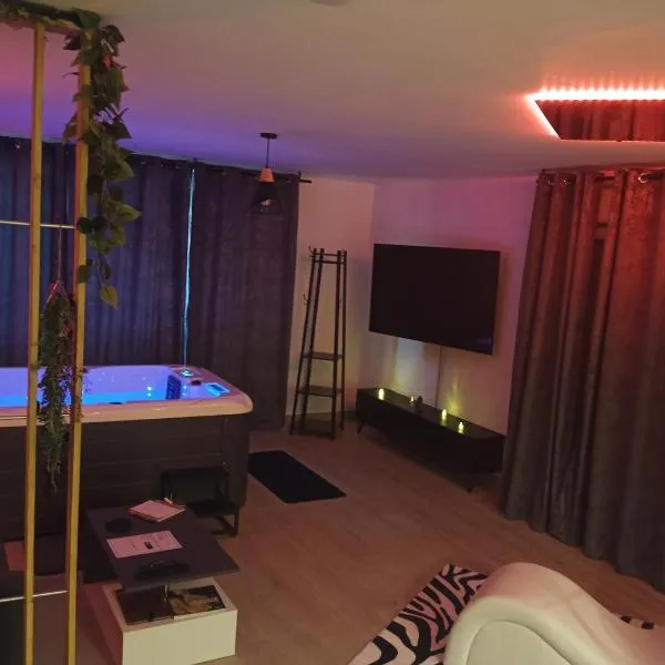 Love Room Emoi de toi，位于西让的酒店