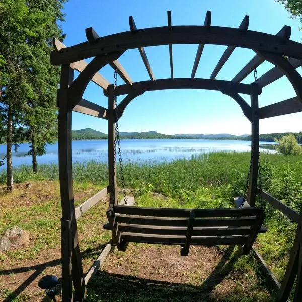 Whispering pines cabin，位于Bouchette的酒店