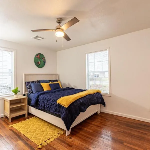 Cozy Home Perfect for Groups!，位于塔尔萨的酒店