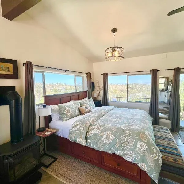 Eagles Nest Casita Luxury king memory foam bed feather pillows & duvet Amazing views, private balcony, Great location & Dog friendly，位于普雷斯科特的酒店