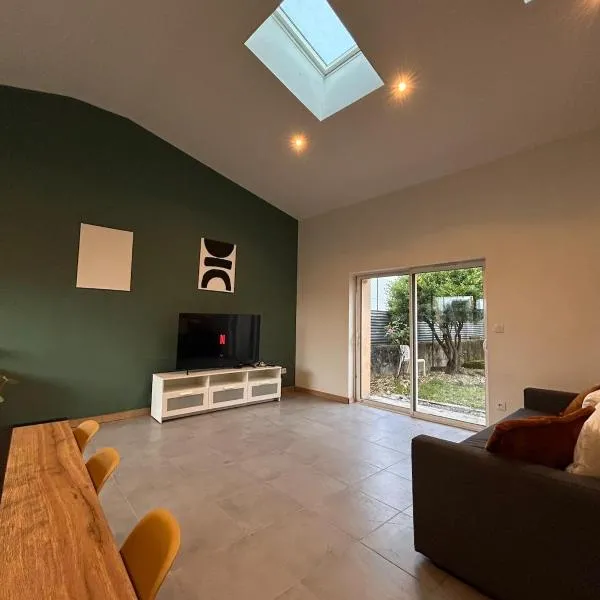 Spacious house - garden, Netflix & shops，位于Béguey的酒店