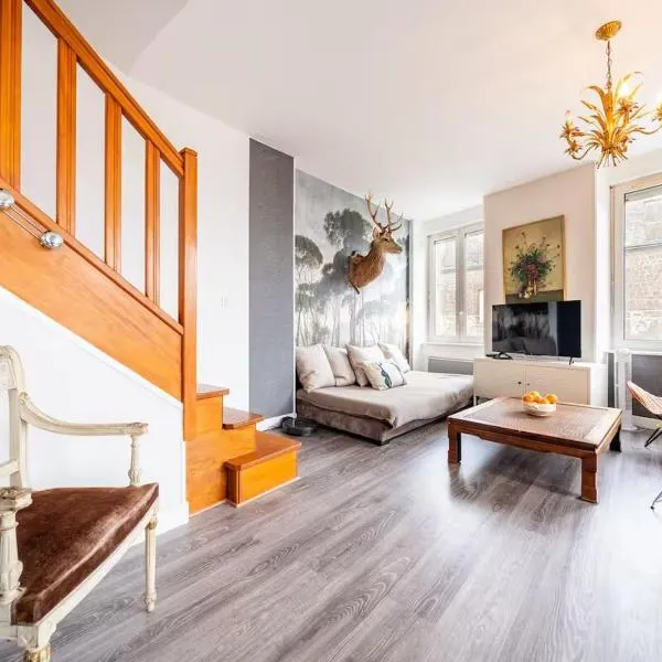 Castle View Bright Duplex，位于Carrouges的酒店