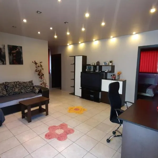 Spacious, modern condo in new villa - sleeps 6，位于布加勒斯特的酒店