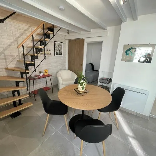 Cozy vintage BNB house，位于Yerville的酒店