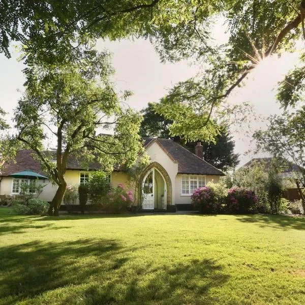 Plantagenet, A Historic Country Cottage with Pool and Hot Tub，位于邦戈顿奥弗的酒店