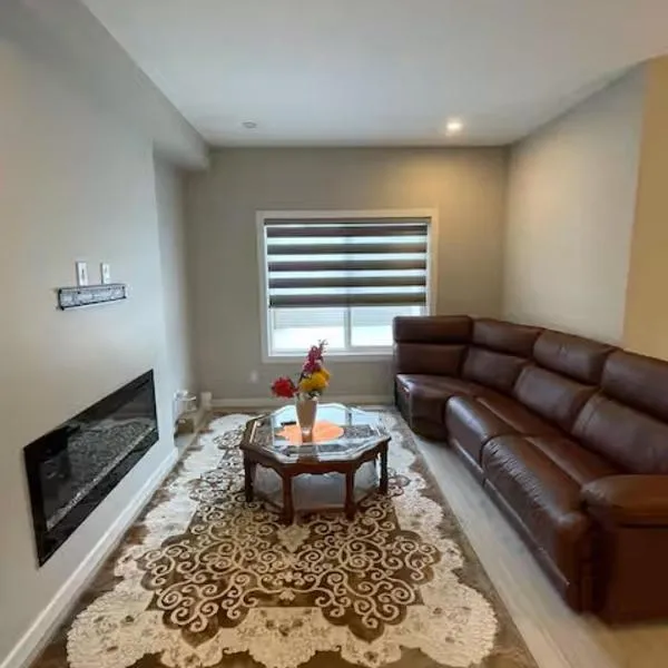 Brand New Bedroom with private bathroom in Keswick with TV，位于埃德蒙顿的酒店