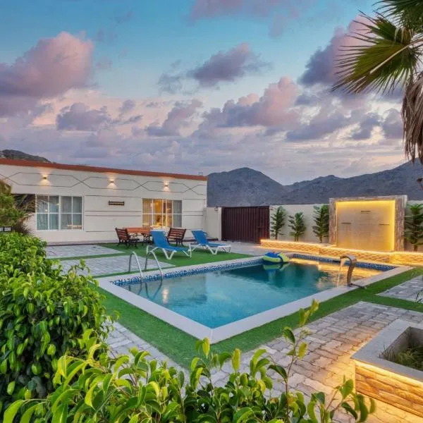 Fujairah Farmstay Mountain view Pool BBQ Kids area，位于富查伊拉的酒店