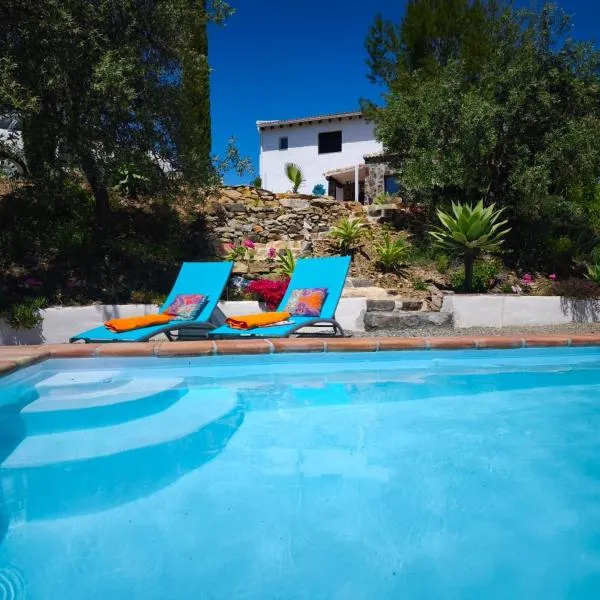 Künstlerhaus Finca Madreselva mit atemberaubenden Weitblick mit Infinitypool, kleinen Teichen und vielen Sitzplätzen in Tolox Malaga im Nationalpark Sierra de las Nieves, ideal für Entspannung, aber auch zum Wandern，位于托洛克斯的酒店