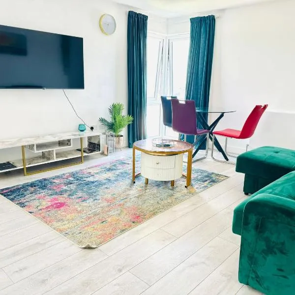 Bright & Stylish en-suite bedroom suitable for singles, couples, and families in a 2bed apartment，位于查塔姆的酒店