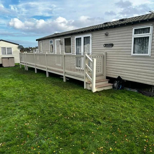 Lovely Serenity caravan is situated on the Norfolk Broads，位于洛斯托夫特的酒店