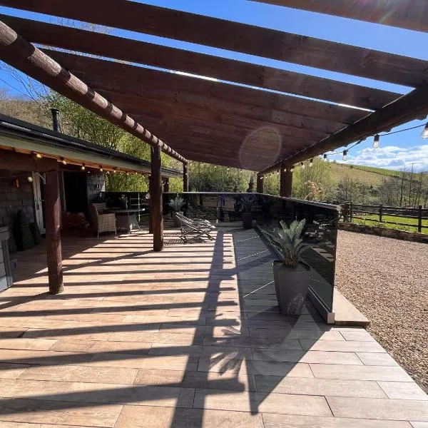 Tanyard Barn - Luxury Hot Tub & Secure Dog Field Included，位于Old Glossop的酒店