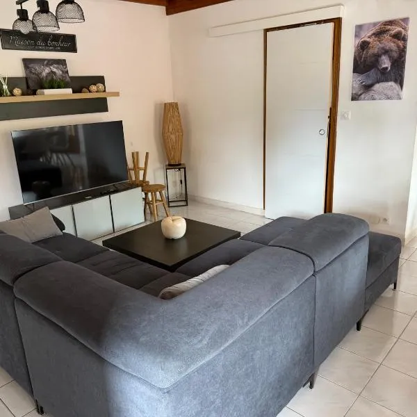 Gite boutx avec Jacuzzi 12 personnes 5 LITS DOUBLES ET 1 CANAPE LIT，位于Boutx的酒店
