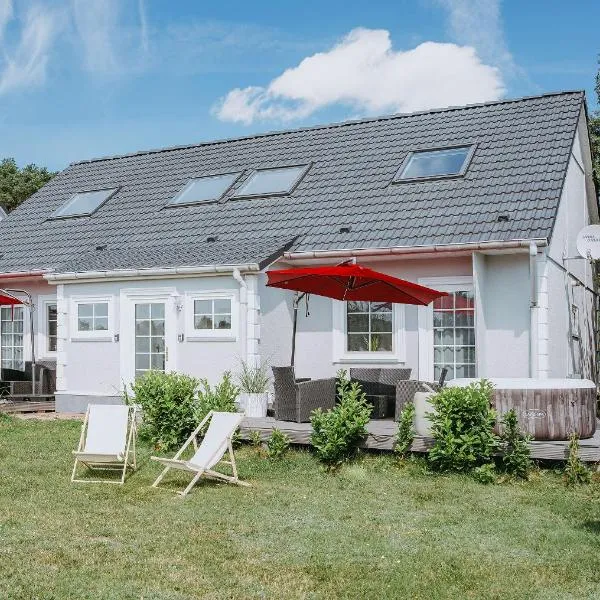 Ferienhäuser Insel Usedom Haus Jojo 7 - Blick aufs Achterwasser! Whirlpool und Sauna，位于Lütow的酒店