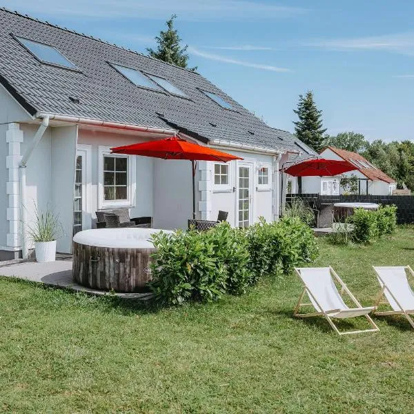Ferienhäuser Insel Usedom Haus Mila 6 - Blick aufs Achterwasser! Whirlpool und Sauna，位于Lütow的酒店