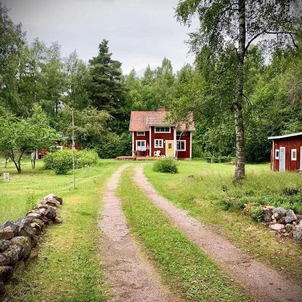 Swedish cottage in the Woods on Sollerön island，位于Sollerön的酒店
