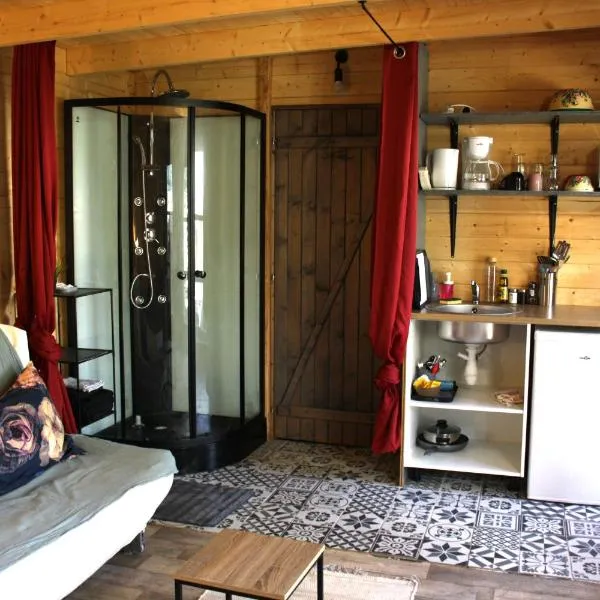 Chalet 3 en bois avec accès piscine，位于尼姆的酒店