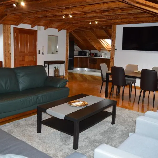 Wooden Attic，位于卡斯托里亚的酒店