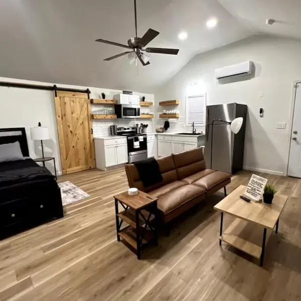 Brand New Bungalow with Amenities，位于塔尔萨的酒店