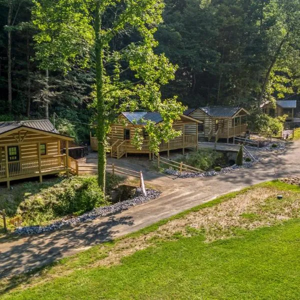 5 Cabins In Gburg Sleeps 16 Firepit & Games，位于加特林堡的酒店
